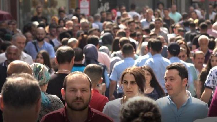 Trabzon cadde ve sokakları tatile gelenlerle doldu