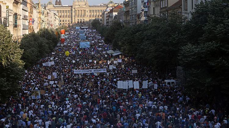 Çekyada komünizmin çöküşünden bu yana en büyük protesto gösterileri