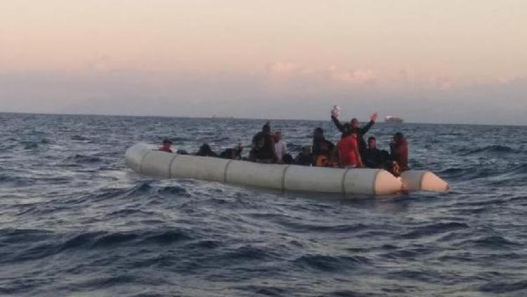 Foçada 35 kaçak göçmen kurtarıldı