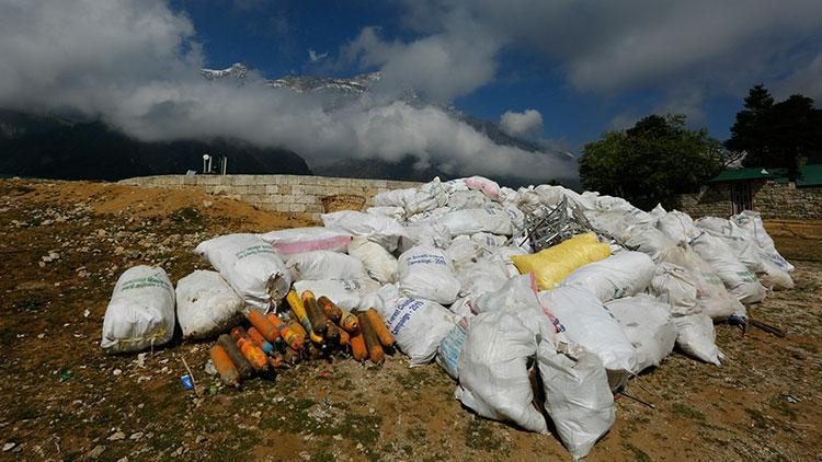 Everest Dağından 11 ton çöp toplandı