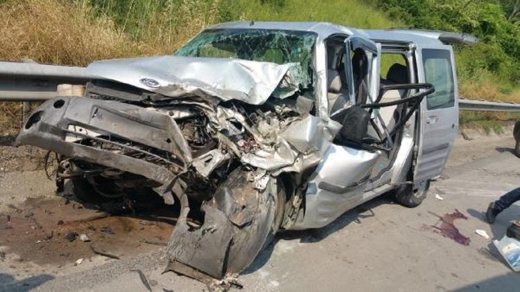 Hafif ticari araç TIR’a çarptı: 3 yaralı