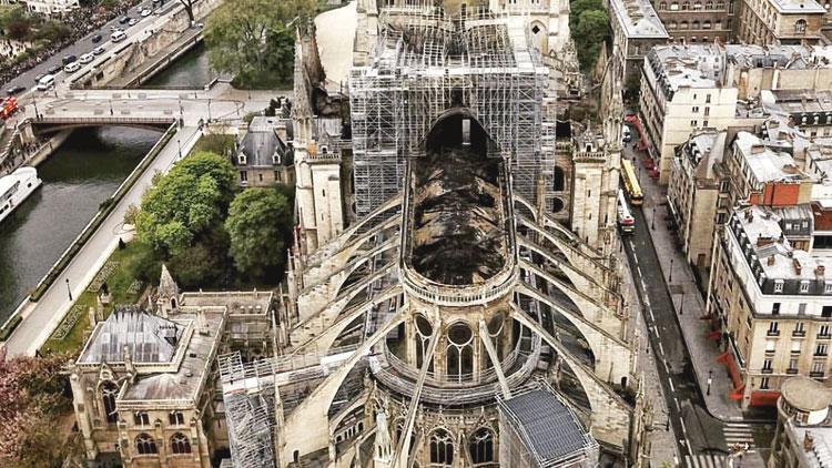 Notre Dame havası ‘kurşun’ gibi ağır