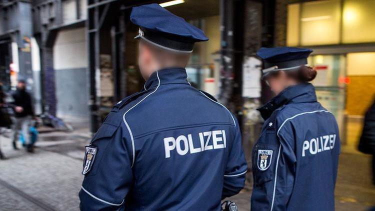 Alman polisinden Müslüman gençlere terörist muamelesi