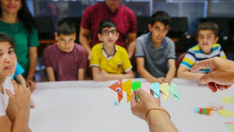 Özel çocuklar origamiyle kodlama öğreniyor