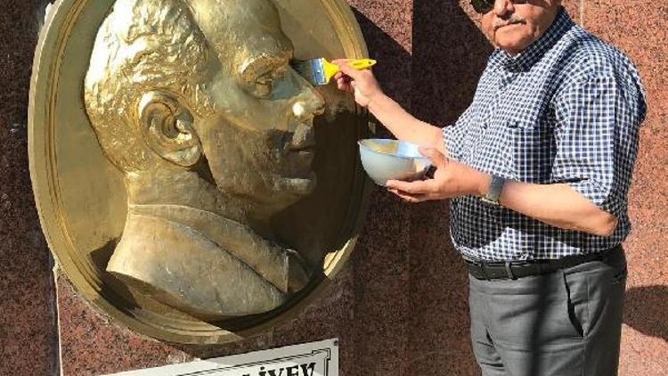 Zabıta Müdürü, her ay Haydar Aliyevin büstünü boyuyor