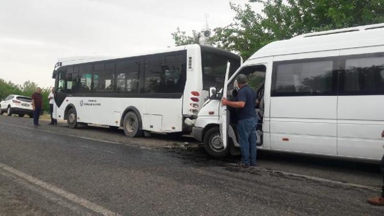 Minibüs, durakta yolcu alan otobüse çarptı: 7 yaralı