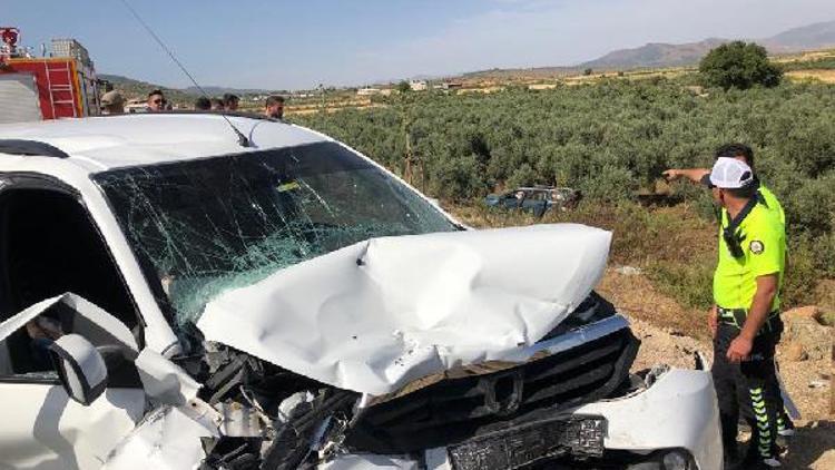 Hassada hafif ticari araç ile otomobil çarpıştı: 13 yaralı