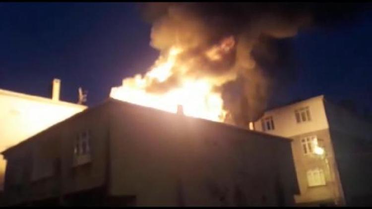 Sultanbeylide 2 katlı bina alev alev yandı
