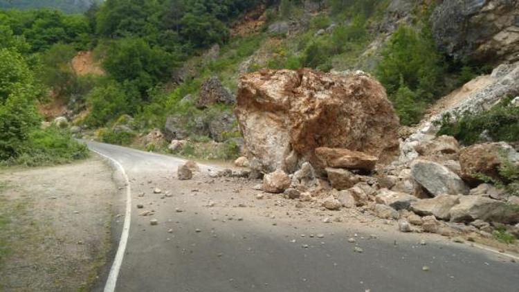 Dev kaya yola düştü