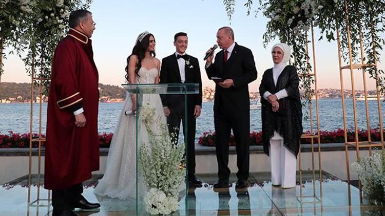 Cumhurbaşkanı Erdoğan nikah şahidi oldu... Mesut ve Amine çiftinin mutlu günü