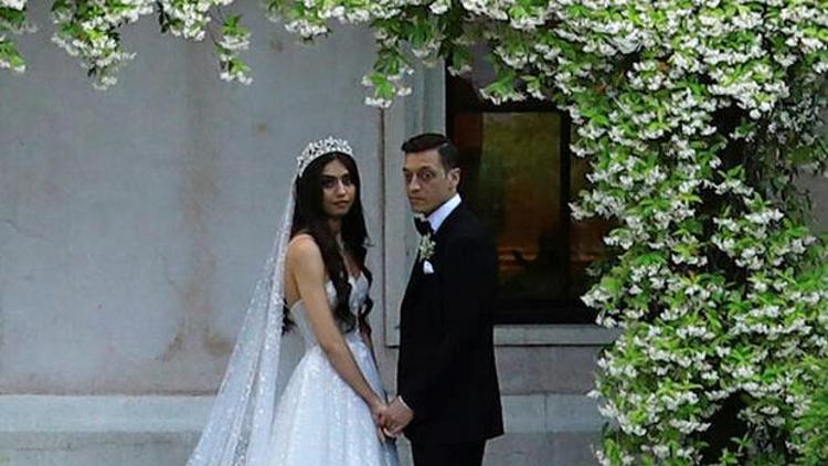 Mesut Özil Amine Gülşe düğün fotoğrafları sosyal medya gündeminde
