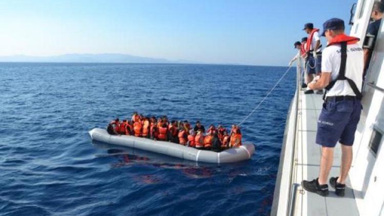 Foçada denizde sürüklenen 53 kaçak göçmen kurtarıldı