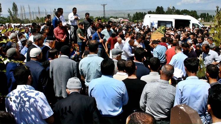 İstanbuldaki kazada ölen anne ve 2 çocuğu, toprağa verildi