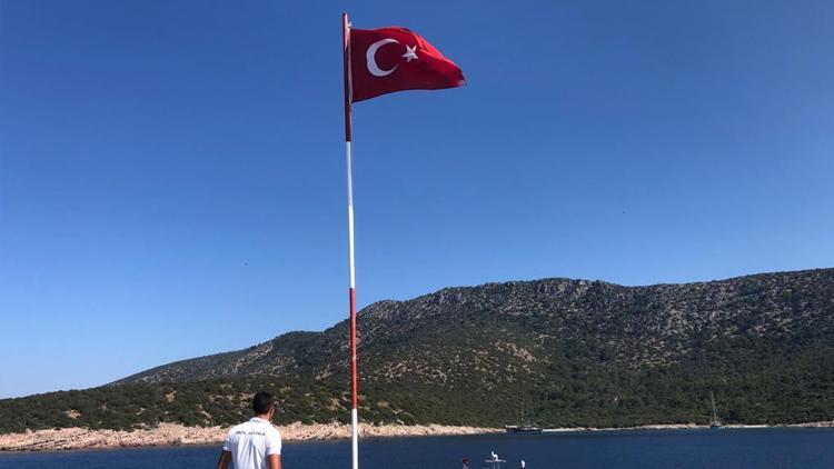 Yassıkayada düşen Türk bayrağını Sahil Güvenlik yeniden dalgalandırdı