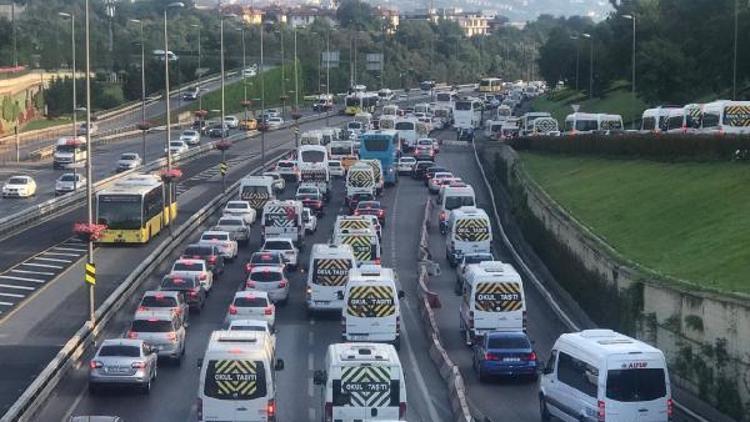 Bayram tatili sonrası ilk iş gününde 15 Temmuz Şehitler Köprüsünde trafik yoğun
