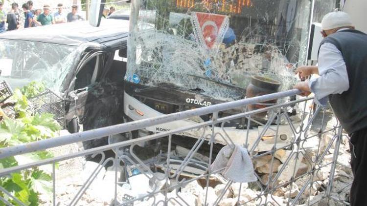 İşçi servisi ile belediye otobüsü çarpıştı: 10 yaralı