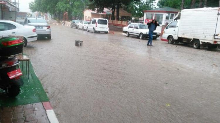 Ağlasunda dolu ve sağanak