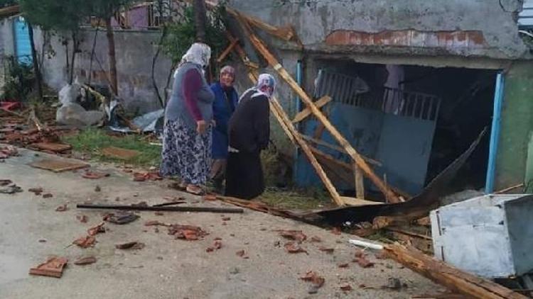 Çorumda şiddetli hortum çatıları uçurdu, ağaçları devirdi