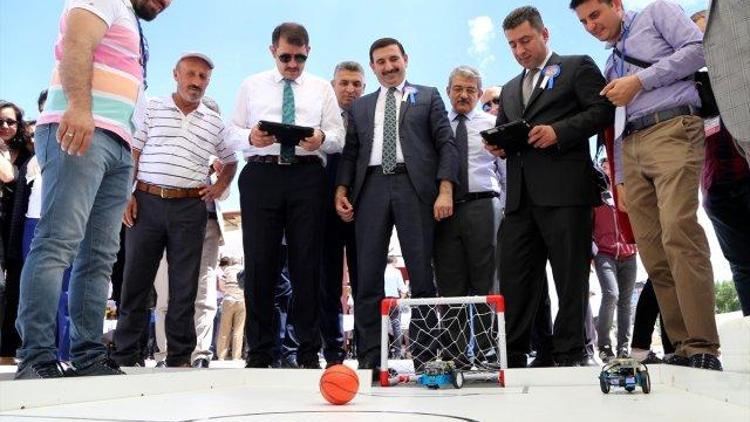 Sivasta ortaokul öğrencileri robotlarını yarıştırdı