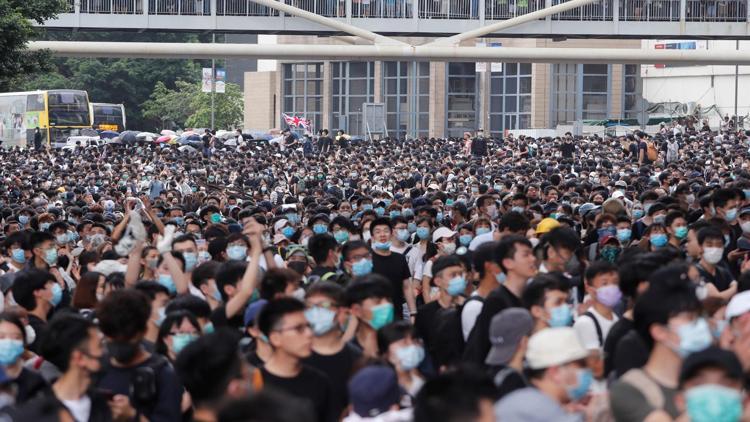 Hong Kongda zanlıların Çine iadesiyle ilgili düzenleme ertelendi