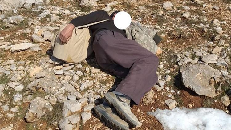 Karşısında ekipleri görünce; yere yatıp gözlerini kapattı