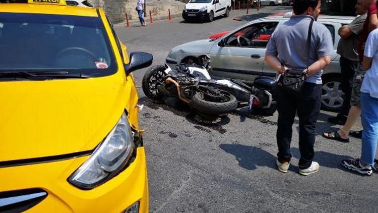Üsküdarda taksiyle çapışan motosikletli polisin ayağı kırıldı