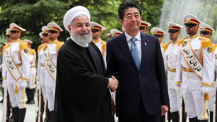 Abe, Ruhani tarafından resmi törenle karşılandı