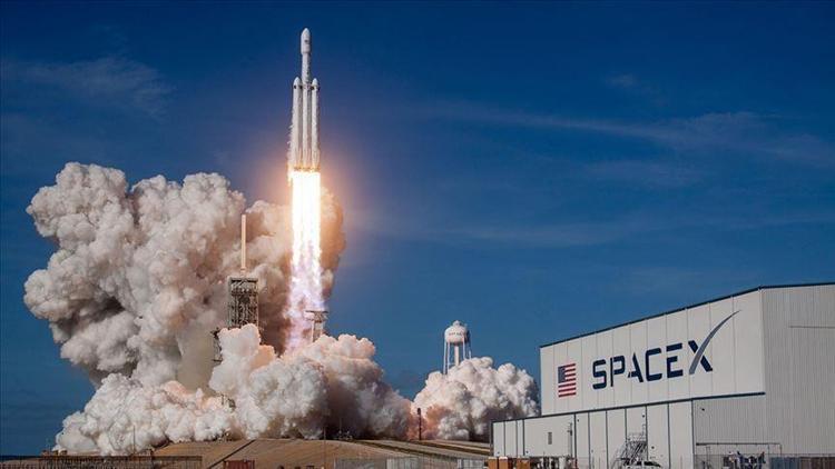 SpaceX Kanadaya ait 3 uyduyu uzaya fırlattı