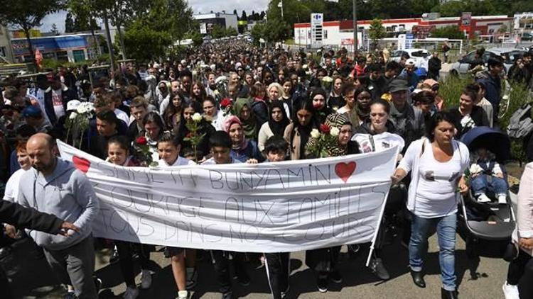 Fransada binlerce kişi iki Türk için yürüdü