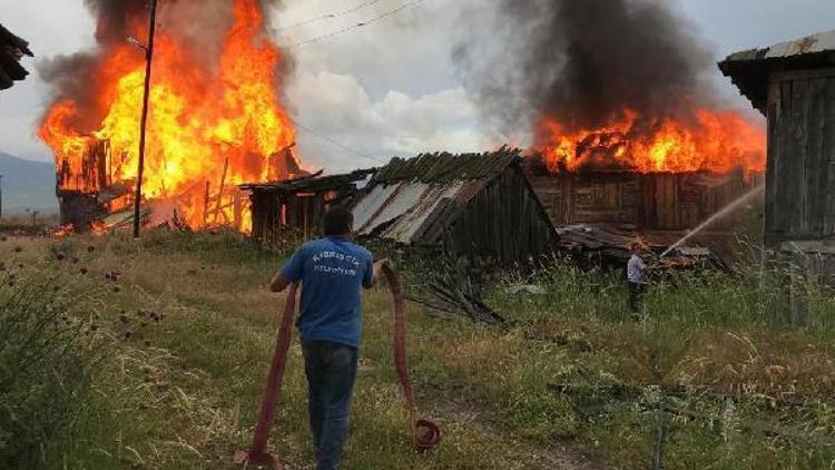Boluda yıldırım isabet eden 2 ev yandı