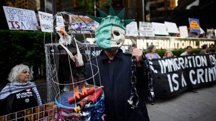 Trumpın doğum gününde New Yorkta protesto