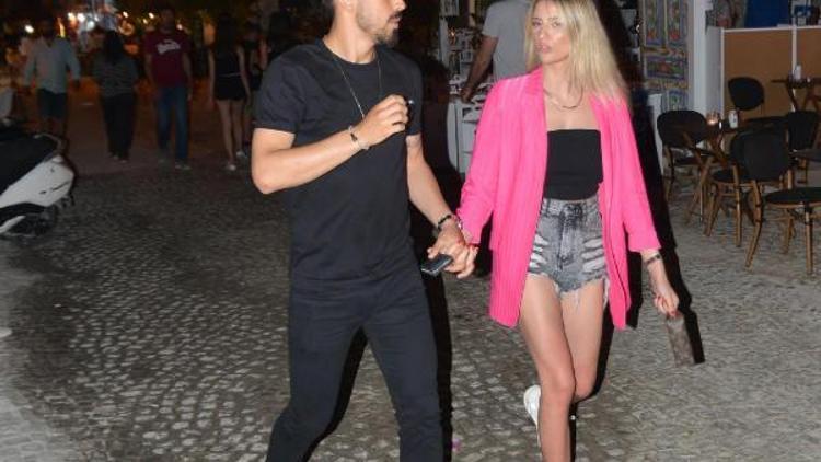 Milli futbolcu İrfan Kahveci kız arkadaşı ile Çeşmede