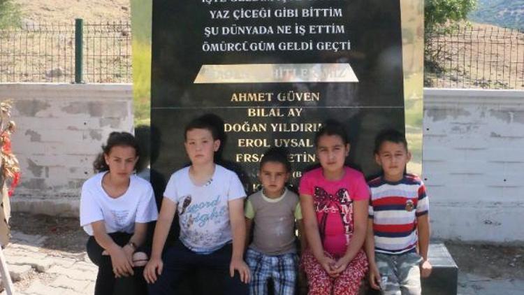 Somada ölen madencilerin çocukları babalarının mezarlarını ziyaret etti