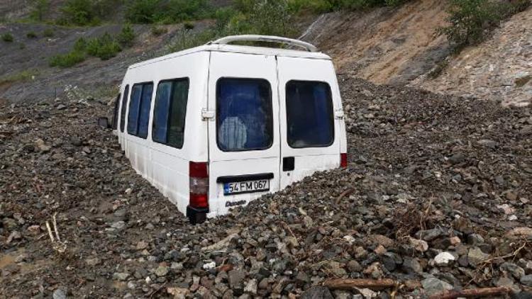 Minibüs kayan toprağın altında kaldı, sürücü kurtarıldı