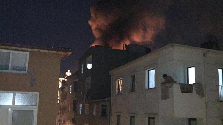 Esenlerde 5 katlı binanın çatısı alev alev yandı