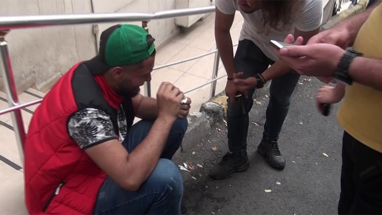 Taksim’de yüzüne tiner atılan kişi yaralandı