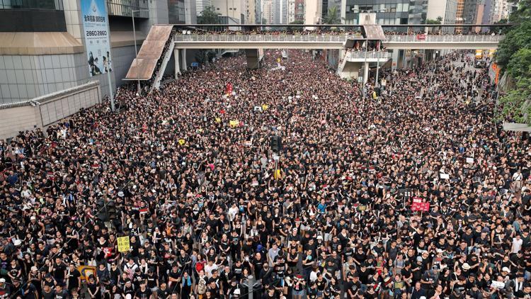 Hong Kongda gösteriler sürüyor