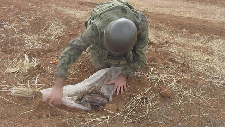 Sınır hattında ‘canlı bomba’ yeleği ve patlayıcı ele geçirildi