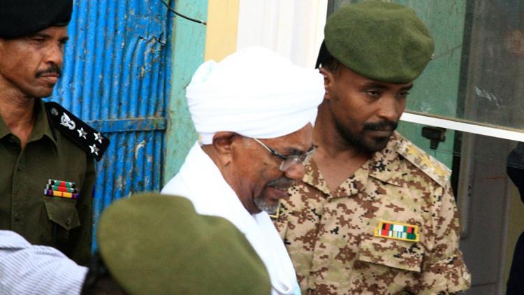 Sudanın devrik lideri Beşir darbeden sonra ilk kez görüntülendi