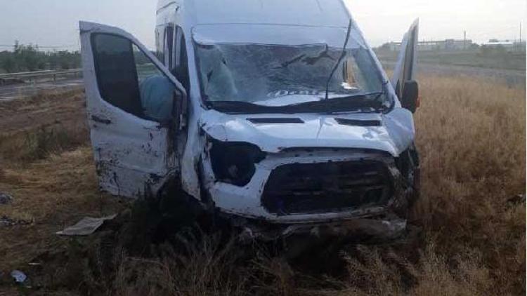 Aksarayda minibüs devrildi: 1 ölü, 2 yaralı