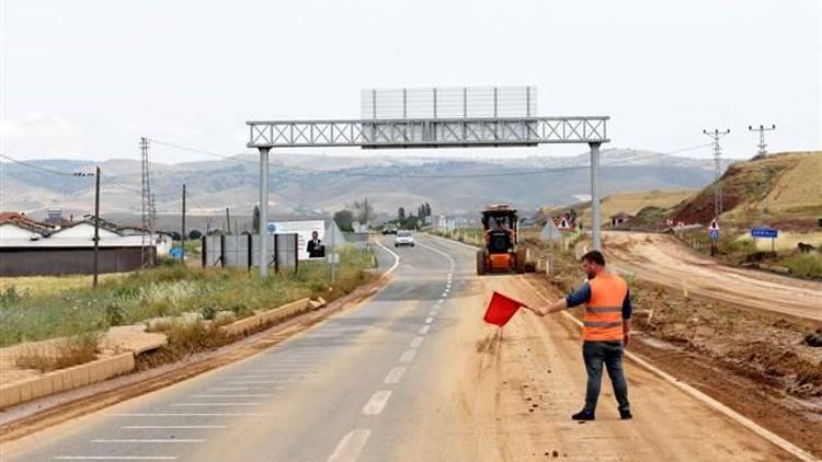 Kırıkkale-Yozgat kara yolu sel nedeniyle trafiğe kapatıldı