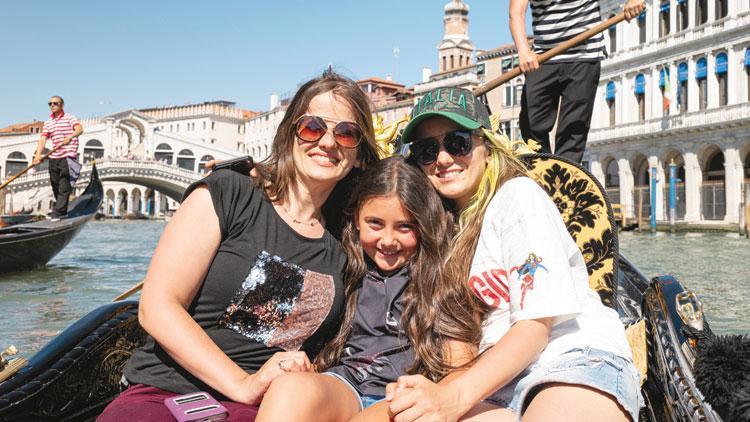 Üç kız kardeşin İtalya’da zafer çığlığı