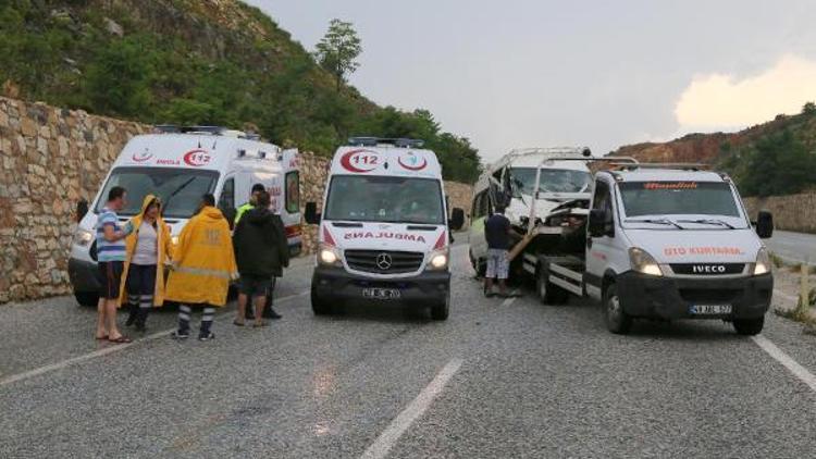 İşçileri taşıyan minibüs ile TIR çarpıştı: 14 yaralı