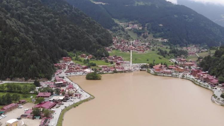 Uzungölün rengi şaşırttı