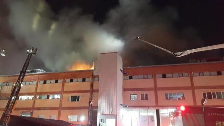 Büyükçekmecede fabrika yangını: Mahsur kalan 20 işçiyi itfaiye kurtardı