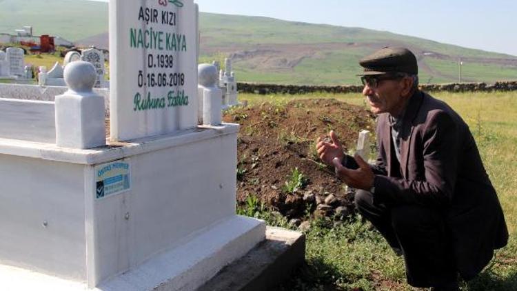 Eşinin mezarı nedeniyle köyünden ayrılmıyor