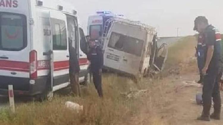 Tarım işçilerini taşıyan minibüs devrildi: 11 yaralı