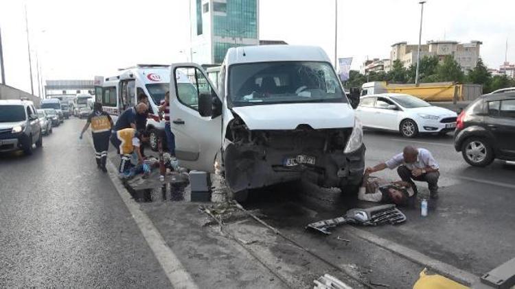 Beylikdüzünde bariyere çarpan kamyonetteki 3 işçi yaralandı