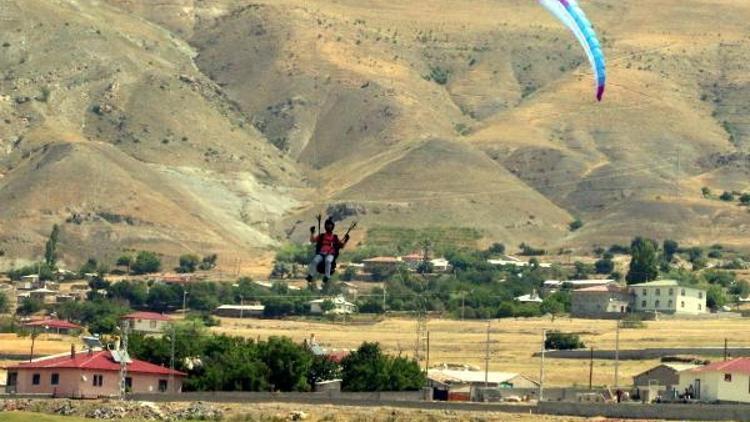 Yamaç paraşütçüleri Erzincanda yarıştı