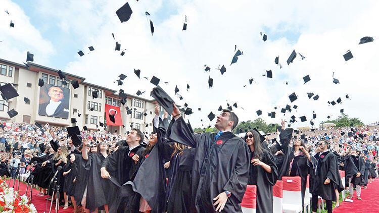 Vakıf üniversitesi öğrencileri diplomalarını aldı
